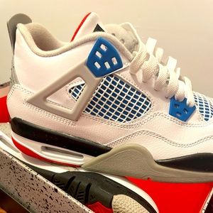 Jordan retro 4 “thewhattha4’s” worn a couple times perfect conditions.